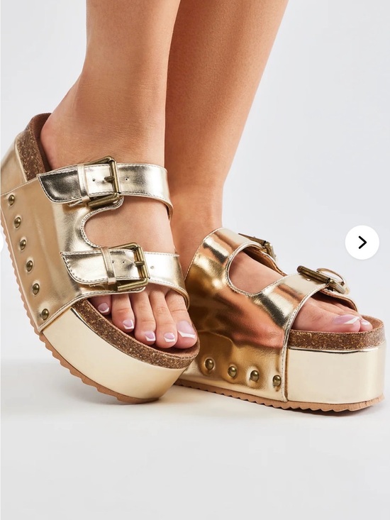 Shoes - ✨💛Gold platform sandals size 6-never worn!💛✨